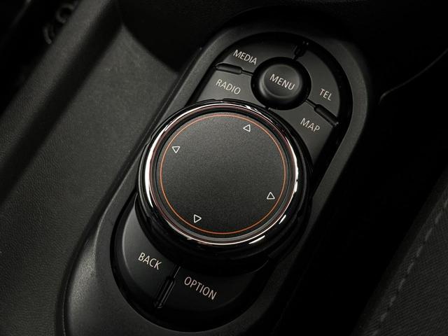 MINI ジョンクーパーワークス パノラマサンルーフ ハーマンカードンサウンドシステム クルーズコントロール オートライト LEDヘッドランプ 純正18インチAW デュアルオートエアコン 純正ナビ Bluetooth接続 禁煙車(60枚目)
