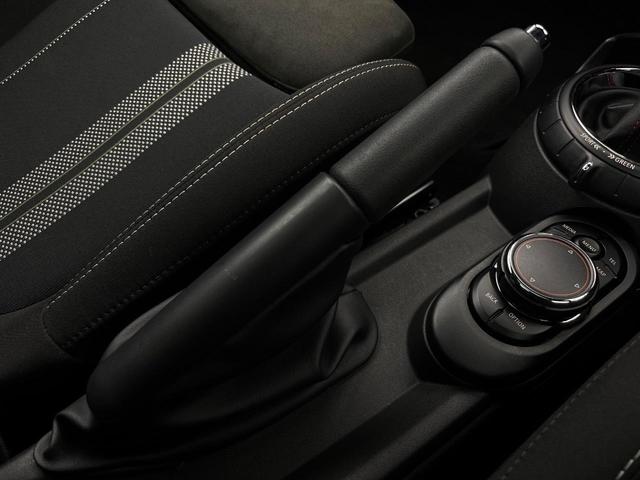 MINI ジョンクーパーワークス パノラマサンルーフ ハーマンカードンサウンドシステム クルーズコントロール オートライト LEDヘッドランプ 純正18インチAW デュアルオートエアコン 純正ナビ Bluetooth接続 禁煙車(61枚目)