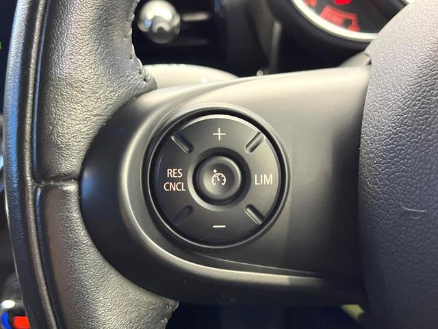 ＭＩＮＩ クーパーＳＤ　クラブマン　ペッパーＰＫＧ　リアビューカメラ／パークディスタンスコントロール　純正ナビ　プライバシーガラス　ＬＥＤヘッドランプ　ツインマフラー　デュアルオートエアコン　ＥＴＣ内蔵ルームミラー　スマートキー　禁煙車（6枚目）