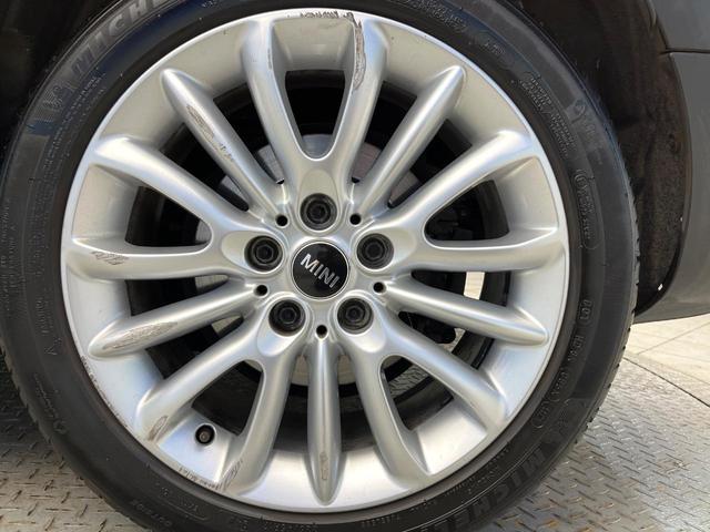 ＭＩＮＩ クーパーＳＤ　クラブマン　ペッパーＰＫＧ　リアビューカメラ／パークディスタンスコントロール　純正ナビ　プライバシーガラス　ＬＥＤヘッドランプ　ツインマフラー　デュアルオートエアコン　ＥＴＣ内蔵ルームミラー　スマートキー　禁煙車（27枚目）