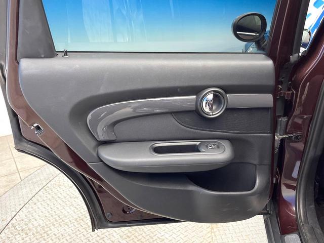 ＭＩＮＩ クーパーＳＤ　クラブマン　ペッパーＰＫＧ　リアビューカメラ／パークディスタンスコントロール　純正ナビ　プライバシーガラス　ＬＥＤヘッドランプ　ツインマフラー　デュアルオートエアコン　ＥＴＣ内蔵ルームミラー　スマートキー　禁煙車（34枚目）