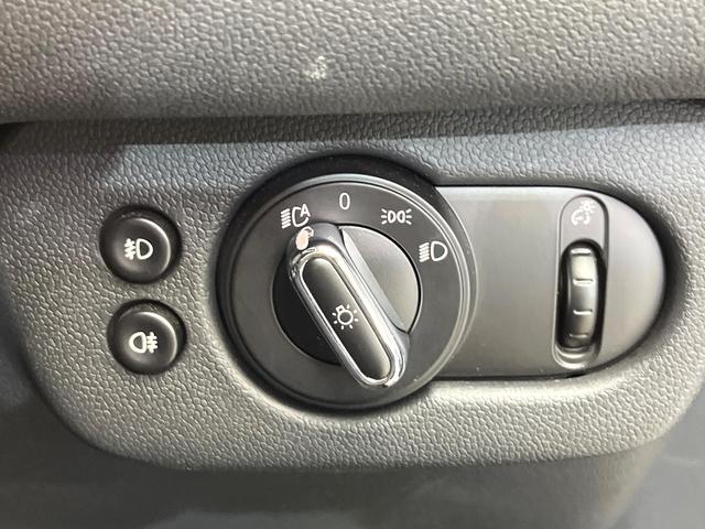 ＭＩＮＩ クーパーＳＤ　クラブマン　ペッパーＰＫＧ　リアビューカメラ／パークディスタンスコントロール　純正ナビ　プライバシーガラス　ＬＥＤヘッドランプ　ツインマフラー　デュアルオートエアコン　ＥＴＣ内蔵ルームミラー　スマートキー　禁煙車（50枚目）