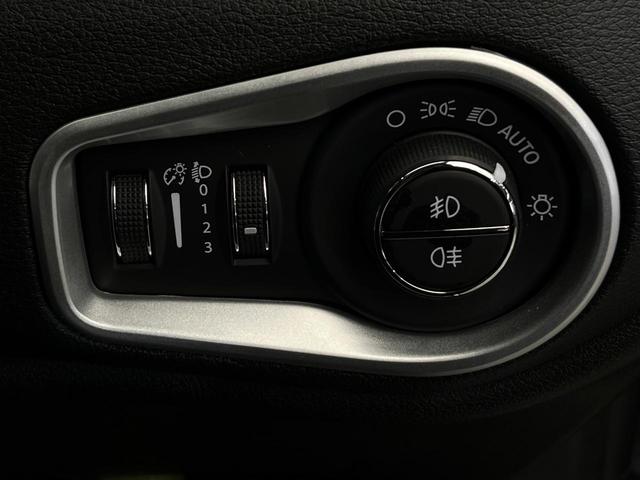 ジープ・レネゲード リミテッド 後期モデル APPLECARPLAY 革シート ステアリングヒーター アダプティブクルーズコントロール ブラインドスポットモニター 純正ナビ バックカメラLEDヘッドランプ 地デジTV 禁煙車(48枚目)