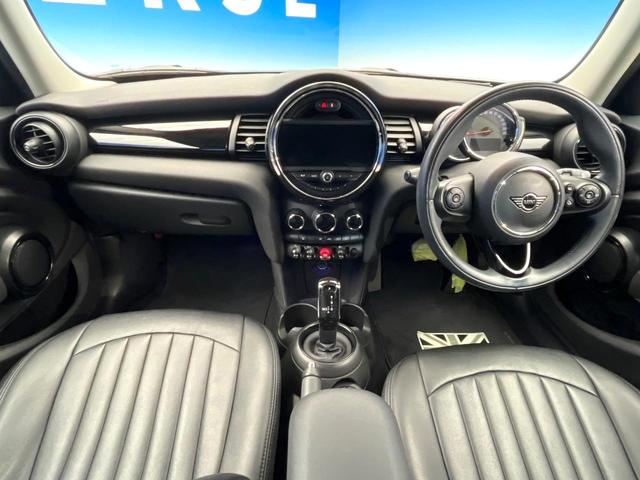 ＭＩＮＩ クーパーＤ　ワンオーナー　ペッパーＰＫＧ　カメラ／パーキングアシストＰＫＧ　ＬＥＤヘッドランプ／ユニオンジャックデザインＬＥＤリアランプ　純正ナビ　デュアルオートエアコン　スマートキー　禁煙車（2枚目）