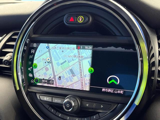 ＭＩＮＩ クーパーＤ　ワンオーナー　ペッパーＰＫＧ　カメラ／パーキングアシストＰＫＧ　ＬＥＤヘッドランプ／ユニオンジャックデザインＬＥＤリアランプ　純正ナビ　デュアルオートエアコン　スマートキー　禁煙車（4枚目）