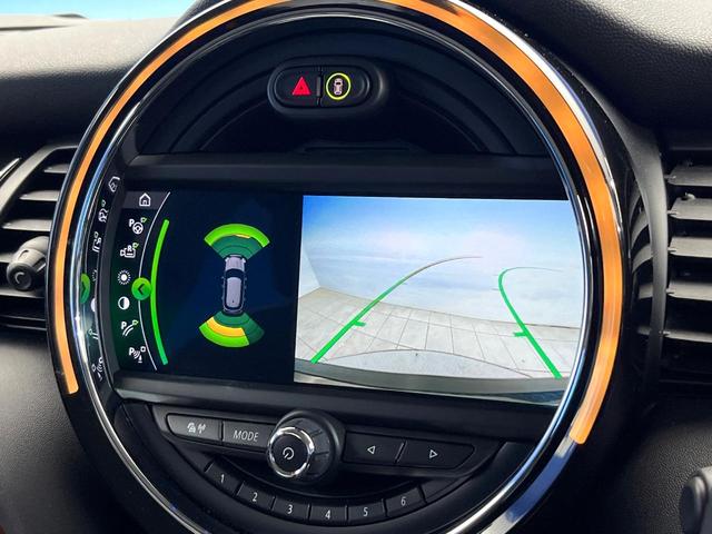 ＭＩＮＩ クーパーＤ　ワンオーナー　ペッパーＰＫＧ　カメラ／パーキングアシストＰＫＧ　ＬＥＤヘッドランプ／ユニオンジャックデザインＬＥＤリアランプ　純正ナビ　デュアルオートエアコン　スマートキー　禁煙車（5枚目）