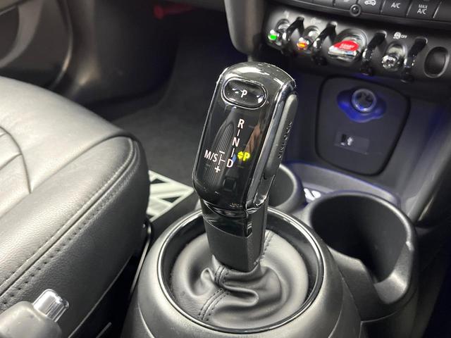 ＭＩＮＩ クーパーＤ　ワンオーナー　ペッパーＰＫＧ　カメラ／パーキングアシストＰＫＧ　ＬＥＤヘッドランプ／ユニオンジャックデザインＬＥＤリアランプ　純正ナビ　デュアルオートエアコン　スマートキー　禁煙車（12枚目）