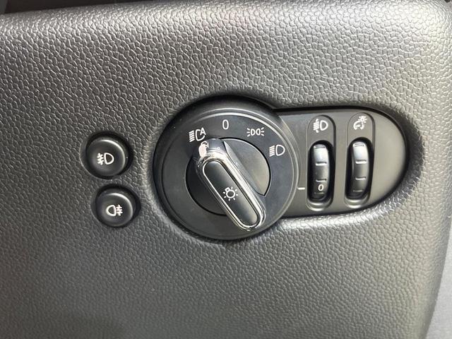 ＭＩＮＩ クーパーＤ　ワンオーナー　ペッパーＰＫＧ　カメラ／パーキングアシストＰＫＧ　ＬＥＤヘッドランプ／ユニオンジャックデザインＬＥＤリアランプ　純正ナビ　デュアルオートエアコン　スマートキー　禁煙車（46枚目）