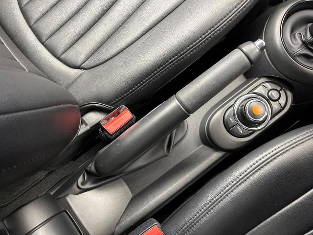 ＭＩＮＩ クーパーＤ　ワンオーナー　ペッパーＰＫＧ　カメラ／パーキングアシストＰＫＧ　ＬＥＤヘッドランプ／ユニオンジャックデザインＬＥＤリアランプ　純正ナビ　デュアルオートエアコン　スマートキー　禁煙車（57枚目）