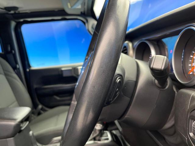 ジープ・ラングラーアンリミテッド スポーツ　レーダークルーズコントロール　バックカメラ　パークアシスト　オートライト　デュアルオートエアコン　サイドステップ　純正１７インチアルミホイール　７インチタッチパネルモニター　Ｂｌｕｅｔｏｏｔｈ　禁煙車（43枚目）