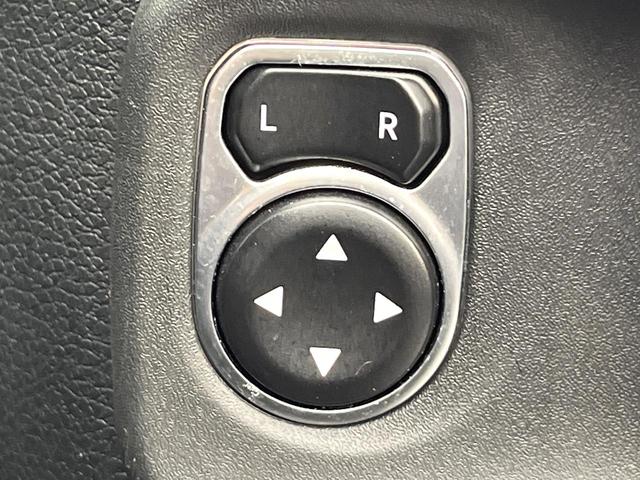 ジープ・ラングラーアンリミテッド スポーツ　レーダークルーズコントロール　バックカメラ　パークアシスト　オートライト　デュアルオートエアコン　サイドステップ　純正１７インチアルミホイール　７インチタッチパネルモニター　Ｂｌｕｅｔｏｏｔｈ　禁煙車（44枚目）