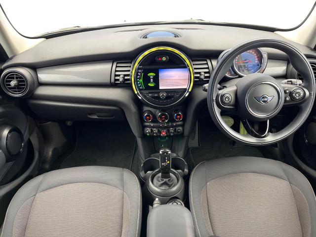 ＭＩＮＩ クーパーＤ　５ドア　ペッパーＰＫＧ　カメラ／パーキングアシストＰＫＧ　ＬＥＤヘッドランプ／ユニオンジャックデザインＬＥＤリアコンビネーションランプ　純正ナビ　デュアルオートエアコン　ＥＴＣ車載器　スマートキー（2枚目）