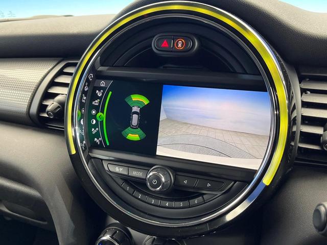 ＭＩＮＩ クーパーＤ　５ドア　ペッパーＰＫＧ　カメラ／パーキングアシストＰＫＧ　ＬＥＤヘッドランプ／ユニオンジャックデザインＬＥＤリアコンビネーションランプ　純正ナビ　デュアルオートエアコン　ＥＴＣ車載器　スマートキー（5枚目）