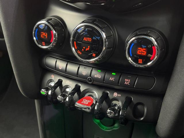 ＭＩＮＩ クーパーＤ　５ドア　ペッパーＰＫＧ　カメラ／パーキングアシストＰＫＧ　ＬＥＤヘッドランプ／ユニオンジャックデザインＬＥＤリアコンビネーションランプ　純正ナビ　デュアルオートエアコン　ＥＴＣ車載器　スマートキー（7枚目）