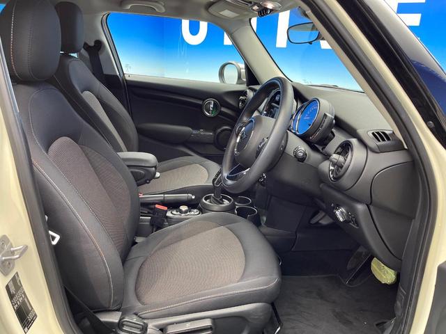 ＭＩＮＩ クーパーＤ　５ドア　ペッパーＰＫＧ　カメラ／パーキングアシストＰＫＧ　ＬＥＤヘッドランプ／ユニオンジャックデザインＬＥＤリアコンビネーションランプ　純正ナビ　デュアルオートエアコン　ＥＴＣ車載器　スマートキー（9枚目）