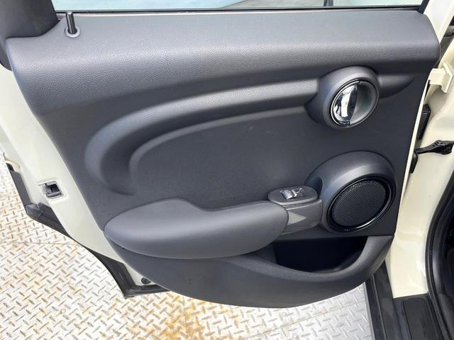 ＭＩＮＩ クーパーＤ　５ドア　ペッパーＰＫＧ　カメラ／パーキングアシストＰＫＧ　ＬＥＤヘッドランプ／ユニオンジャックデザインＬＥＤリアコンビネーションランプ　純正ナビ　デュアルオートエアコン　ＥＴＣ車載器　スマートキー（36枚目）