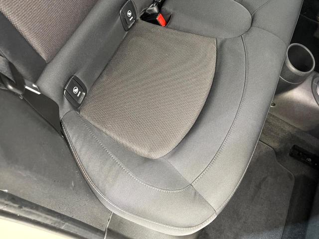 ＭＩＮＩ クーパーＤ　５ドア　ペッパーＰＫＧ　カメラ／パーキングアシストＰＫＧ　ＬＥＤヘッドランプ／ユニオンジャックデザインＬＥＤリアコンビネーションランプ　純正ナビ　デュアルオートエアコン　ＥＴＣ車載器　スマートキー（40枚目）