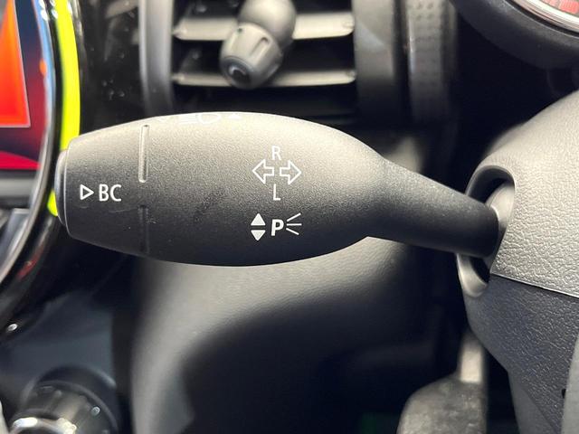 ＭＩＮＩ クーパーＤ　５ドア　ペッパーＰＫＧ　カメラ／パーキングアシストＰＫＧ　ＬＥＤヘッドランプ／ユニオンジャックデザインＬＥＤリアコンビネーションランプ　純正ナビ　デュアルオートエアコン　ＥＴＣ車載器　スマートキー（51枚目）