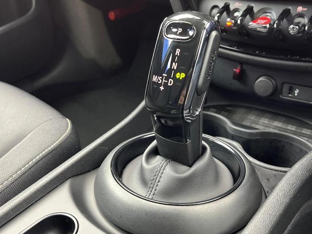 ＭＩＮＩ クラブマン　バッキンガム　後期モデル　カメラＰＫＧ　アクティブクルーズコントロール　純正ナビ　ＬＥＤヘッドランプ　ユニオンジャックデザインＬＥＤリアコンビネーションランプ　スマートキー　ＥＴＣ車載器　禁煙車（12枚目）