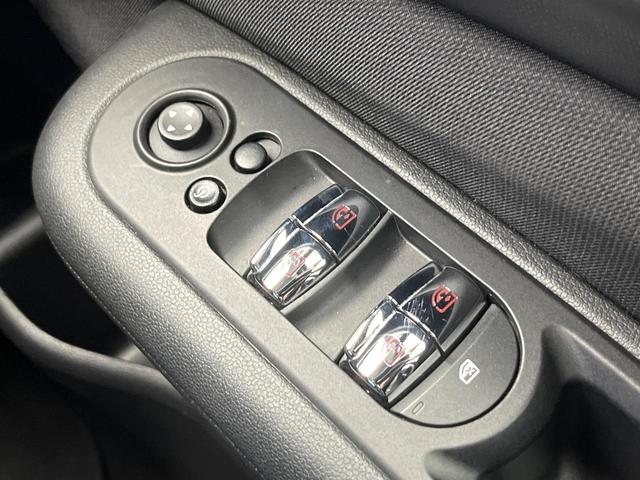 ＭＩＮＩ クラブマン　バッキンガム　後期モデル　カメラＰＫＧ　アクティブクルーズコントロール　純正ナビ　ＬＥＤヘッドランプ　ユニオンジャックデザインＬＥＤリアコンビネーションランプ　スマートキー　ＥＴＣ車載器　禁煙車（52枚目）