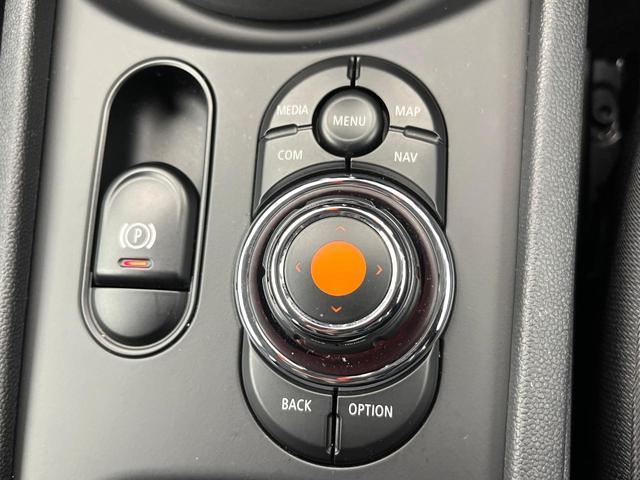 ＭＩＮＩ クラブマン　バッキンガム　後期モデル　カメラＰＫＧ　アクティブクルーズコントロール　純正ナビ　ＬＥＤヘッドランプ　ユニオンジャックデザインＬＥＤリアコンビネーションランプ　スマートキー　ＥＴＣ車載器　禁煙車（60枚目）