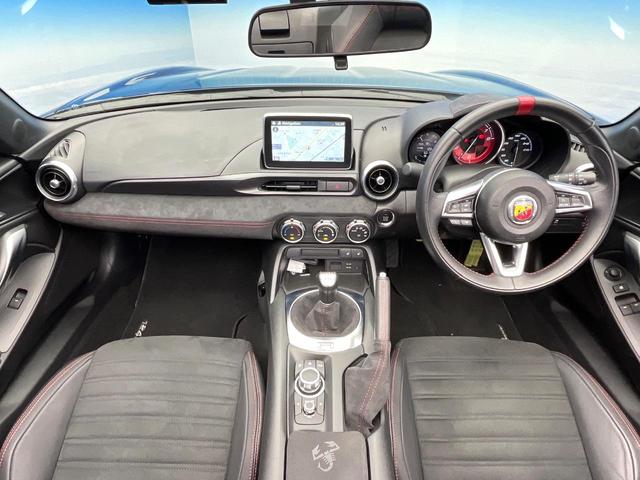 アバルト124 スパイダー ベースグレード 6MT 「ABARTH」ロゴ入革/アルカンターラコンビシート クルーズコントロール クリアランスソナー オートエアコン 純正17インチアルミ バックカメラ スマートキー ETC メモリーナビ 禁煙車(2枚目)