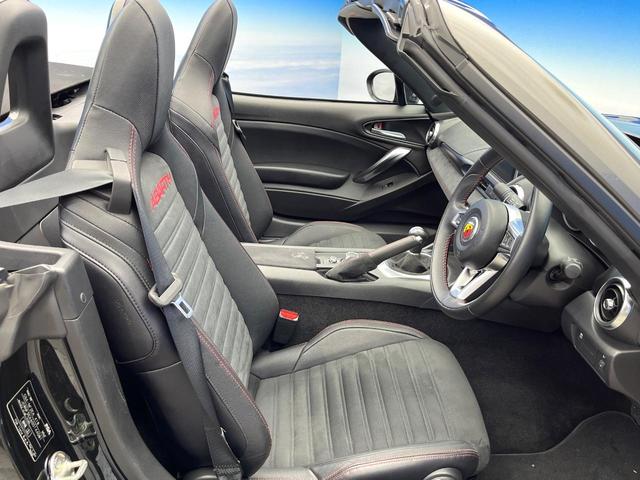 アバルト124 スパイダー ベースグレード 6MT 「ABARTH」ロゴ入革/アルカンターラコンビシート クルーズコントロール クリアランスソナー オートエアコン 純正17インチアルミ バックカメラ スマートキー ETC メモリーナビ 禁煙車(9枚目)