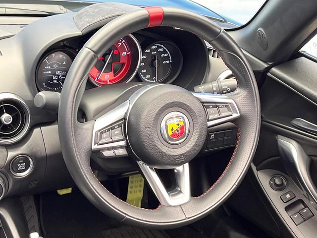 アバルト124 スパイダー ベースグレード 6MT 「ABARTH」ロゴ入革/アルカンターラコンビシート クルーズコントロール クリアランスソナー オートエアコン 純正17インチアルミ バックカメラ スマートキー ETC メモリーナビ 禁煙車(10枚目)