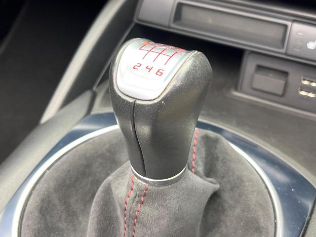 アバルト124 スパイダー ベースグレード 6MT 「ABARTH」ロゴ入革/アルカンターラコンビシート クルーズコントロール クリアランスソナー オートエアコン 純正17インチアルミ バックカメラ スマートキー ETC メモリーナビ 禁煙車(11枚目)