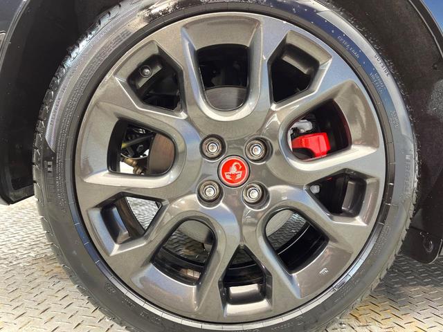 アバルト124 スパイダー ベースグレード 6MT 「ABARTH」ロゴ入革/アルカンターラコンビシート クルーズコントロール クリアランスソナー オートエアコン 純正17インチアルミ バックカメラ スマートキー ETC メモリーナビ 禁煙車(28枚目)