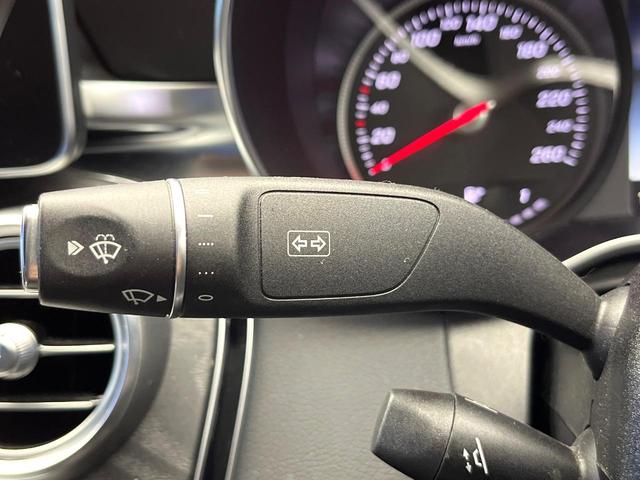 Cクラス C220d ローレウスエディション レーダーセーフティパッケージ クリアランスソナー アダプティブハイビームアシストプラス LEDヘッドランプ 黒革シート 前席シートヒーター 前席パワーシート 純正ナビ バックカメラ フルセグTV(4枚目)