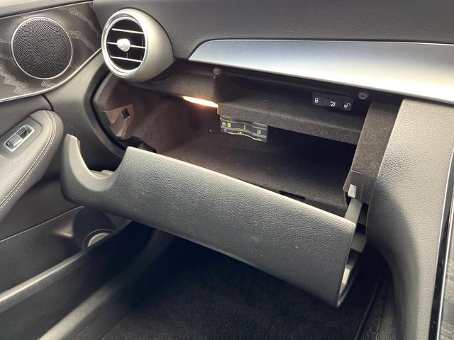 Cクラス C220d ローレウスエディション レーダーセーフティパッケージ クリアランスソナー アダプティブハイビームアシストプラス LEDヘッドランプ 黒革シート 前席シートヒーター 前席パワーシート 純正ナビ バックカメラ フルセグTV(65枚目)