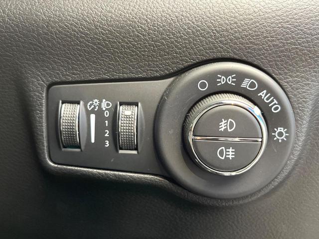 ジープ・コンパス リミテッド 後期モデル 全周囲カメラ ハンズフリーパワーバックドア 革シート 前席シートヒーター 前席パワーシート アダプティブクルーズコントロール オートブレーキホールド オートハイビーム 純正ナビ 禁煙車(50枚目)