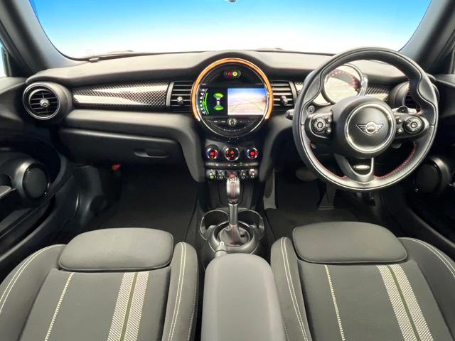 MINI クーパーSD カメラパーキングアシストPKG スポーツドライビングPKG ペッパーPKG アダプディブクルーズ LEDヘッドランプ 純正17インチアルミ バックカメラ Bluetooth再生 禁煙車(2枚目)