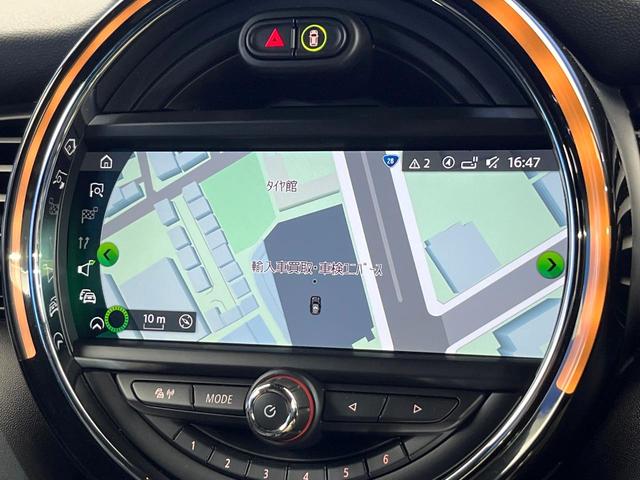 MINI クーパーSD カメラパーキングアシストPKG スポーツドライビングPKG ペッパーPKG アダプディブクルーズ LEDヘッドランプ 純正17インチアルミ バックカメラ Bluetooth再生 禁煙車(4枚目)