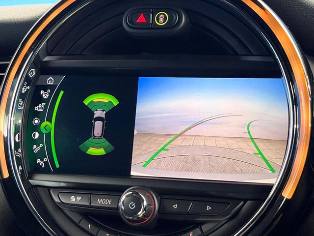 MINI クーパーSD カメラパーキングアシストPKG スポーツドライビングPKG ペッパーPKG アダプディブクルーズ LEDヘッドランプ 純正17インチアルミ バックカメラ Bluetooth再生 禁煙車(5枚目)