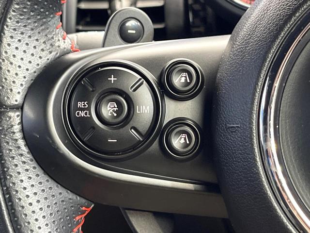 MINI クーパーSD カメラパーキングアシストPKG スポーツドライビングPKG ペッパーPKG アダプディブクルーズ LEDヘッドランプ 純正17インチアルミ バックカメラ Bluetooth再生 禁煙車(6枚目)