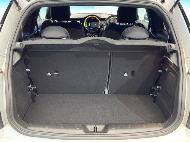 MINI クーパーSD カメラパーキングアシストPKG スポーツドライビングPKG ペッパーPKG アダプディブクルーズ LEDヘッドランプ 純正17インチアルミ バックカメラ Bluetooth再生 禁煙車(12枚目)