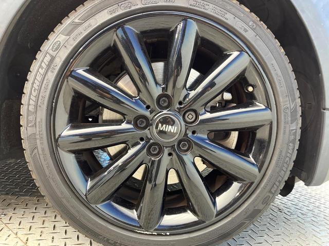 MINI クーパーSD カメラパーキングアシストPKG スポーツドライビングPKG ペッパーPKG アダプディブクルーズ LEDヘッドランプ 純正17インチアルミ バックカメラ Bluetooth再生 禁煙車(35枚目)