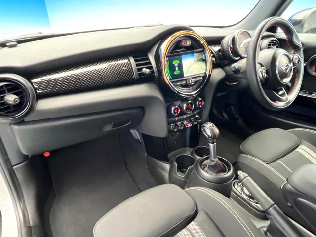 MINI クーパーSD カメラパーキングアシストPKG スポーツドライビングPKG ペッパーPKG アダプディブクルーズ LEDヘッドランプ 純正17インチアルミ バックカメラ Bluetooth再生 禁煙車(39枚目)