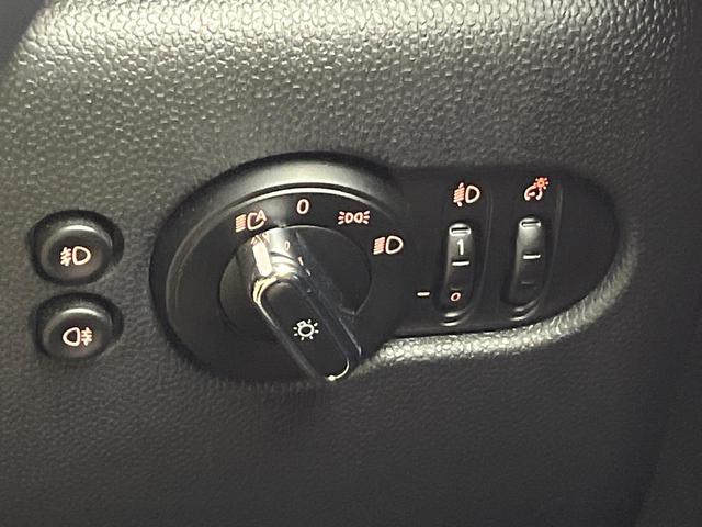 MINI クーパーSD カメラパーキングアシストPKG スポーツドライビングPKG ペッパーPKG アダプディブクルーズ LEDヘッドランプ 純正17インチアルミ バックカメラ Bluetooth再生 禁煙車(48枚目)