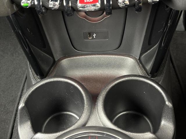 MINI クーパーSD カメラパーキングアシストPKG スポーツドライビングPKG ペッパーPKG アダプディブクルーズ LEDヘッドランプ 純正17インチアルミ バックカメラ Bluetooth再生 禁煙車(57枚目)