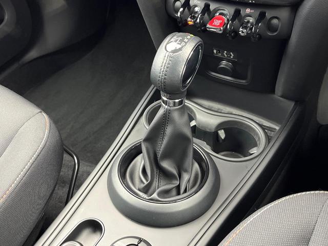 ●ＭＴモード付きＡＴ：通常は自動でおこなわれる変速（ギアチェンジ）をドライバーの操作によって意図的に変えられるシステムです。より一層普段のドライブをお楽しみいただけます！