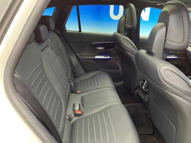 ●後部座席も気になるようなキズ・汚れやへたり等、大きなダメージはなく、良好な状態です。