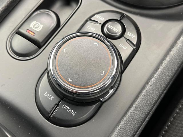 MINI クーパーS クラブマン ペッパーPKG アダプディブクルーズコントロール アダプディブLED オートライト リアビューカメラ 純正17インチアルミ Bluetooth再生 禁煙車(65枚目)