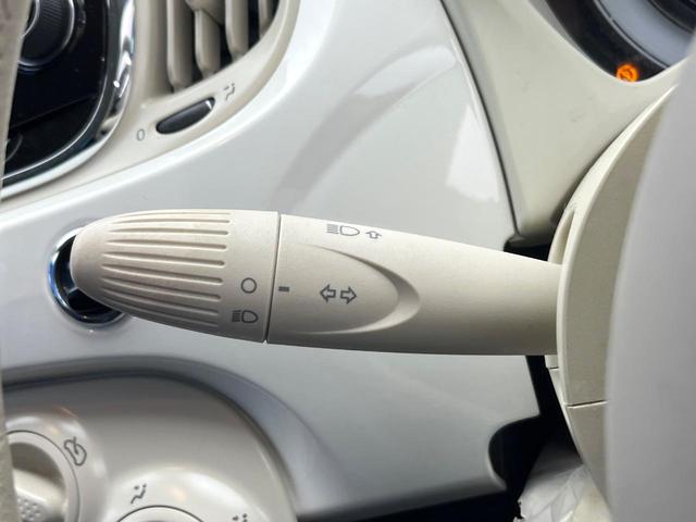 ●ウィンカーレバー：国産車とは逆の左側に設置されるウィンカーレバー。