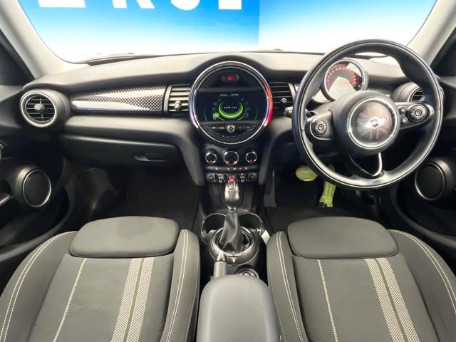 ＭＩＮＩ クーパーＳ　ライトＰＫＧ　アダプティブＬＥＤヘッドランプ　ＥＴＣ内蔵ルームミラー　デュアルオートエアコン　クルーズコントロール　純正ナビ　スマートキー　Ｂｌｕｅｔｏｏｔｈ　ＵＳＢ端子　禁煙車（2枚目）