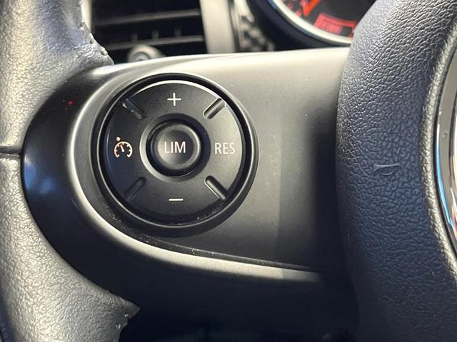 ＭＩＮＩ クーパーＳ　ライトＰＫＧ　アダプティブＬＥＤヘッドランプ　ＥＴＣ内蔵ルームミラー　デュアルオートエアコン　クルーズコントロール　純正ナビ　スマートキー　Ｂｌｕｅｔｏｏｔｈ　ＵＳＢ端子　禁煙車（4枚目）