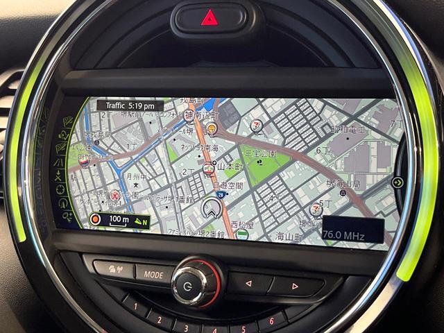 ＭＩＮＩ クーパーＳ　ライトＰＫＧ　アダプティブＬＥＤヘッドランプ　ＥＴＣ内蔵ルームミラー　デュアルオートエアコン　クルーズコントロール　純正ナビ　スマートキー　Ｂｌｕｅｔｏｏｔｈ　ＵＳＢ端子　禁煙車（5枚目）