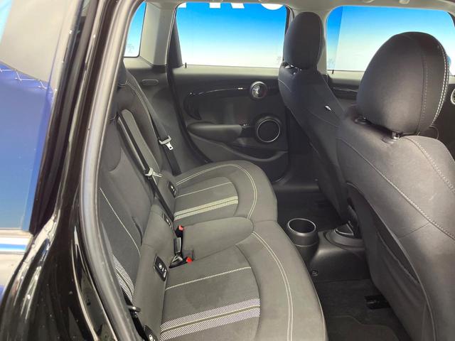 ＭＩＮＩ クーパーＳ　ライトＰＫＧ　アダプティブＬＥＤヘッドランプ　ＥＴＣ内蔵ルームミラー　デュアルオートエアコン　クルーズコントロール　純正ナビ　スマートキー　Ｂｌｕｅｔｏｏｔｈ　ＵＳＢ端子　禁煙車（10枚目）